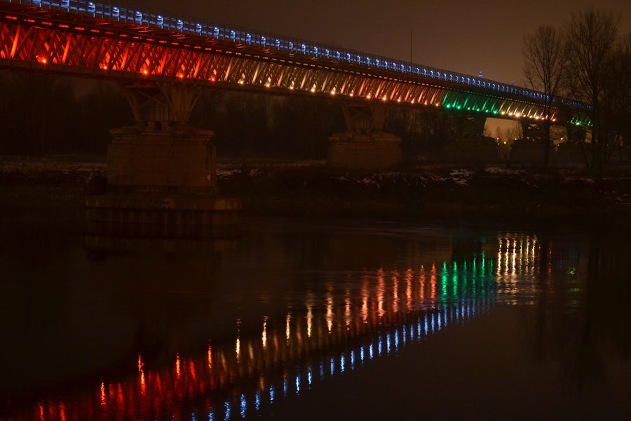 File:Piacenza - il nuovo ponte sul Po illuminato.jpg