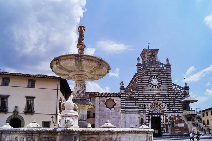 File:Piazza Duomo, Prato, Toscana, Italia 21.jpg