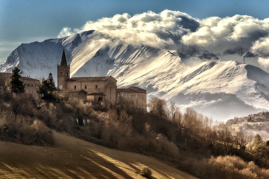 File:Falerone - view with mountains.jpg