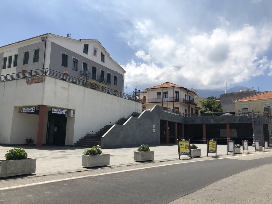 File:Edificio del Comune di Milo.jpg