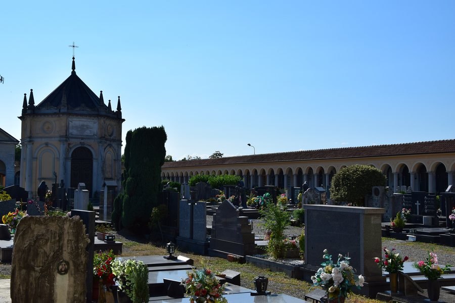 File:Cimitero Ghemme.jpg