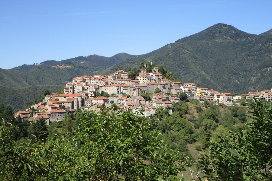 File:Montefegatesi -Veduta-.jpg