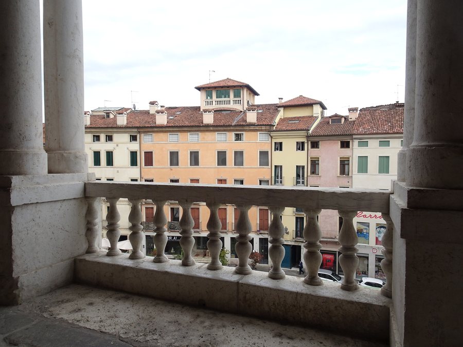 File:Vicenza, Piazza delle Erbe (3).jpg