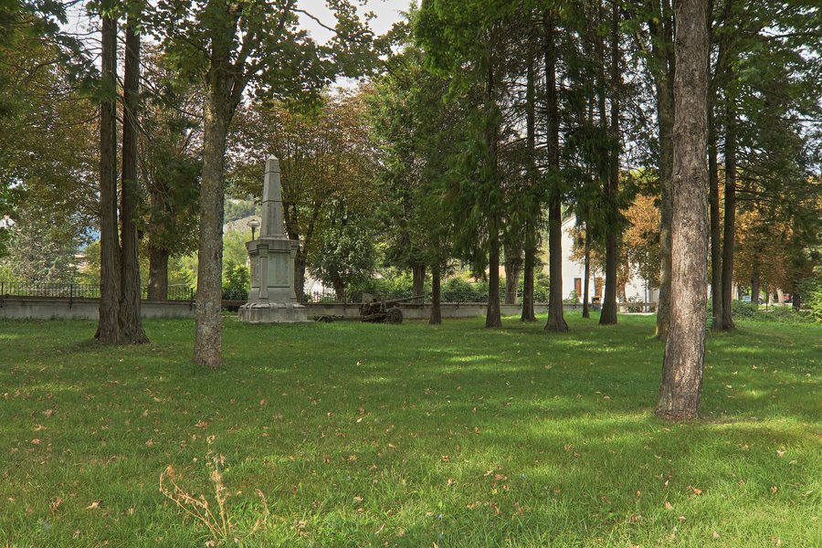 File:Monumento ai caduti (Carovilli).jpg
