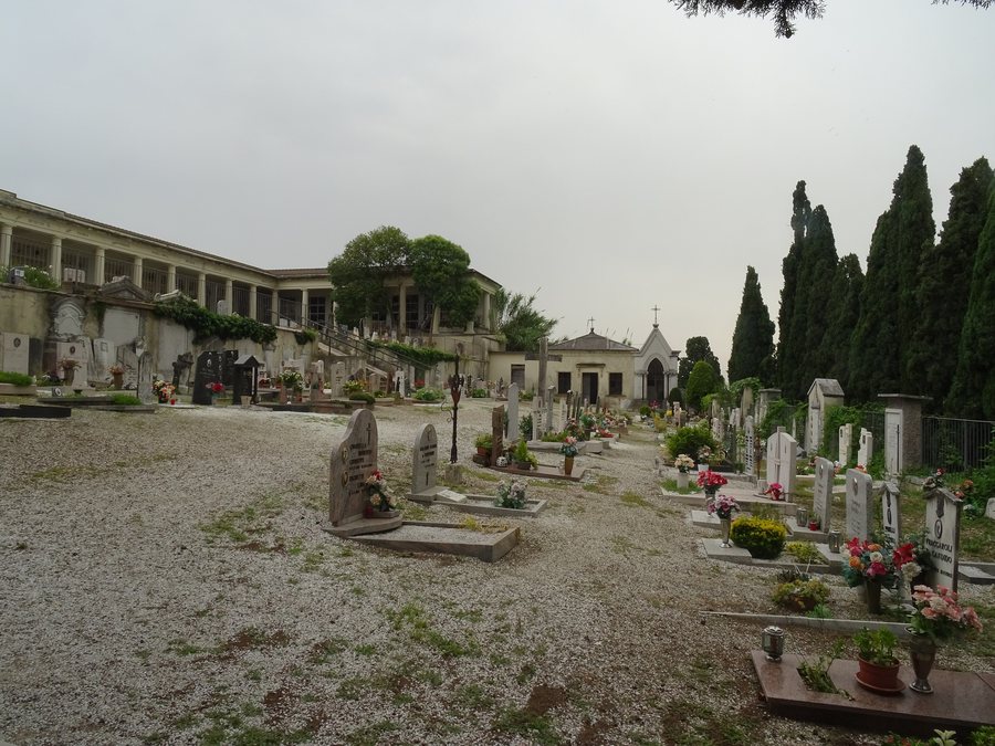 File:Cimitero di San Pietro in Cariano 01.jpg