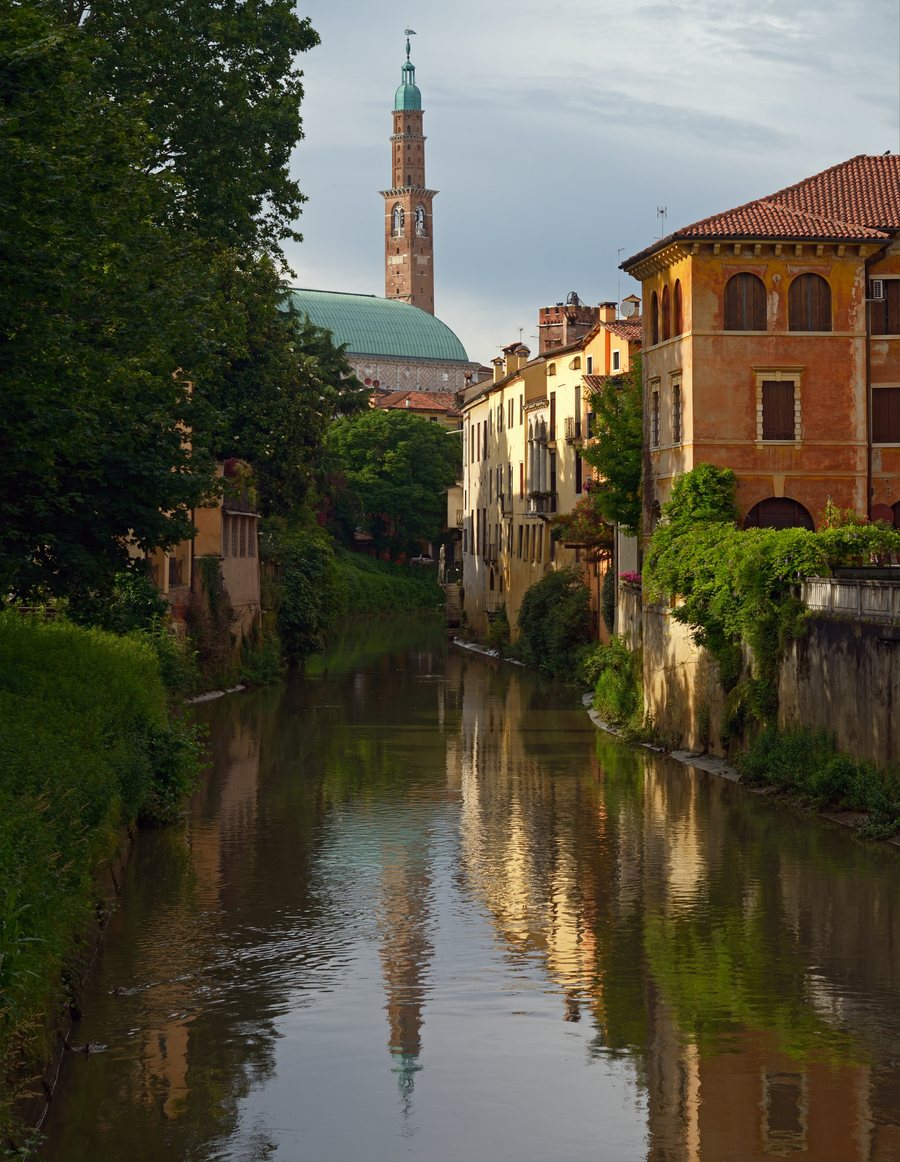 File:Retrone and clock tower of Basilica Palladiana. Vicenza, Italy.jpg