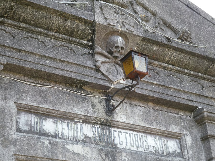 File:Cimitero di Crespano del Grappa - Iscrizione del portale.jpg