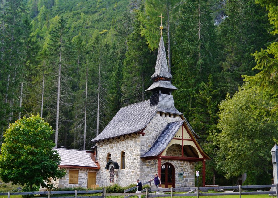 File:Prags Kapelle am Pragser Wildsee.jpg
