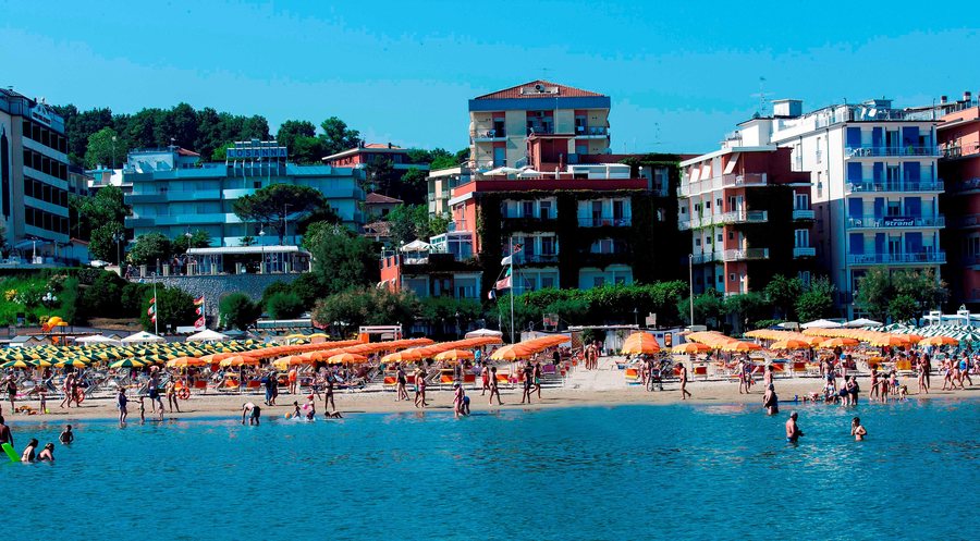 File:Gabicce Mare. Mare. Spiaggia e Alberghi.jpg