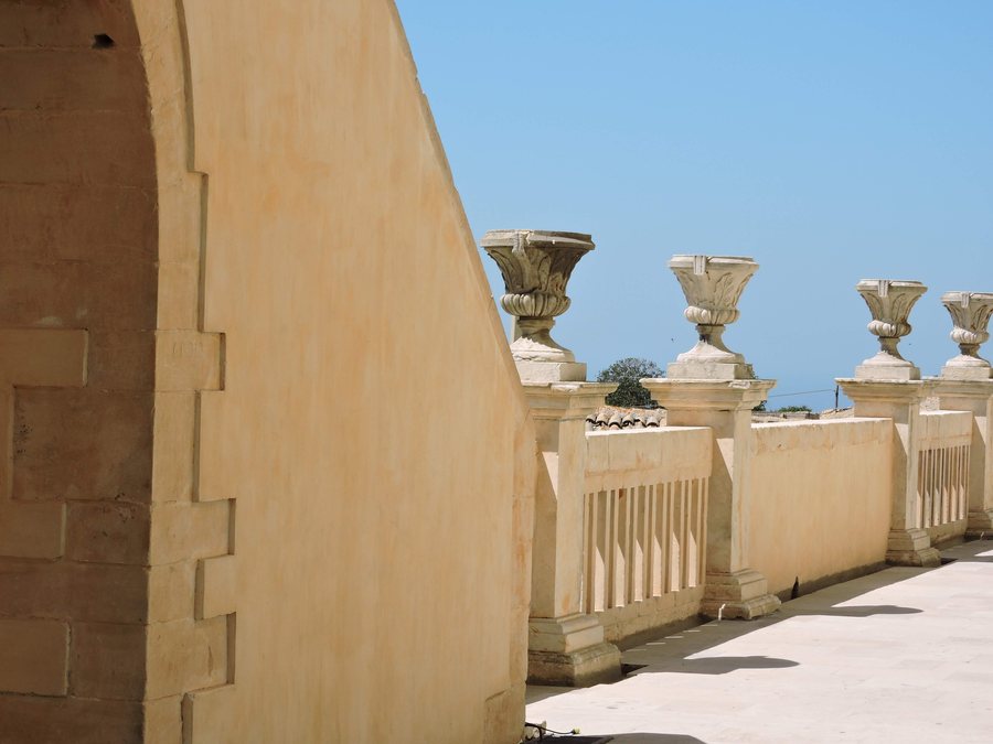 File:Balaustra castello Donnafugata.jpg
