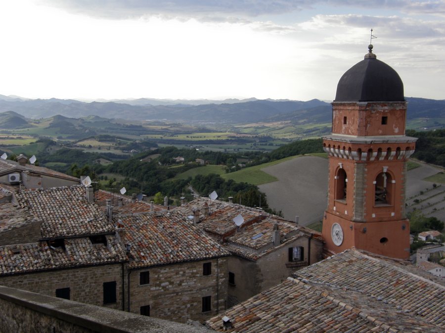 File:Frontone, Castello - Marche, Italia -02 - Panorama dal castello.jpg