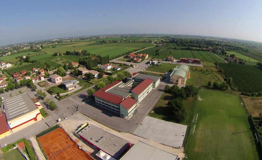 File:DRONE - Le scuole di Salgareda dall'alto - panoramio.jpg