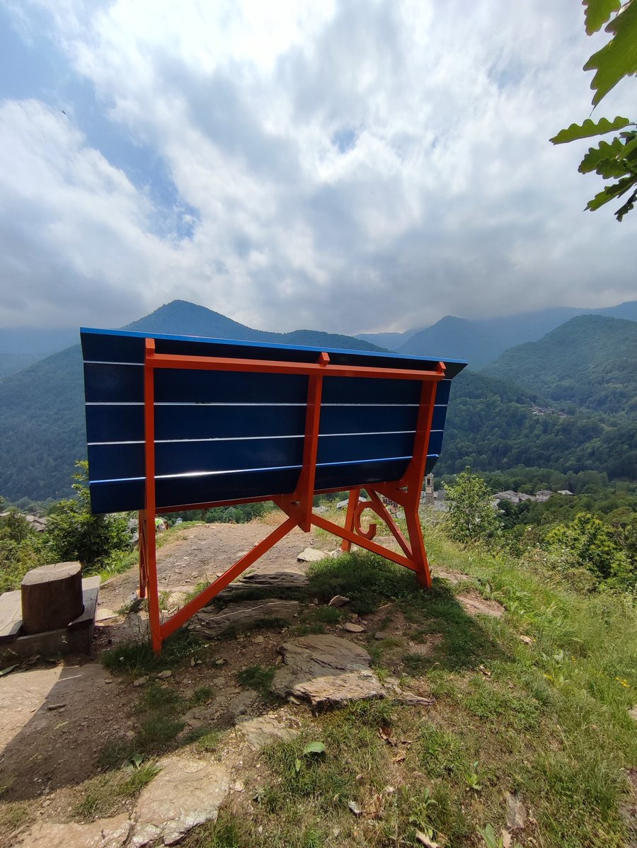 File:Big Bench, Rore di Sampeyre 01.jpg