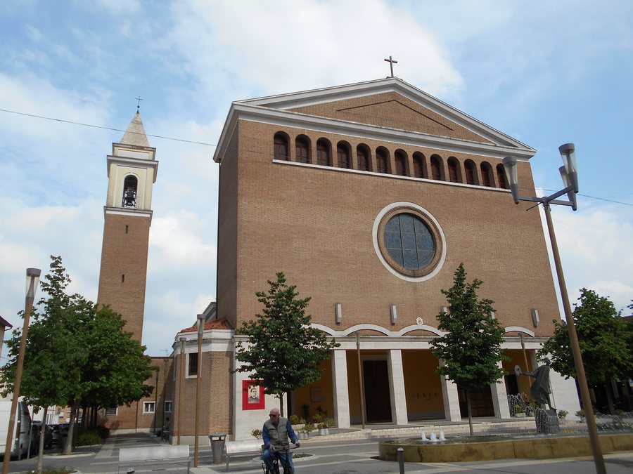 File:Duomo di San Nicolò, spoglie di Don Giovanni Minzoni, Argenta.jpg