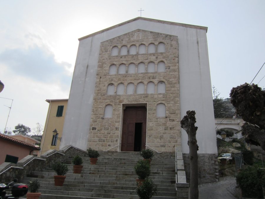 File:Chiesa della Madonna del Giglio (facade) - Giglio Porto frazione di Isola del Giglio - Italy - 12 Feb. 2012.jpg