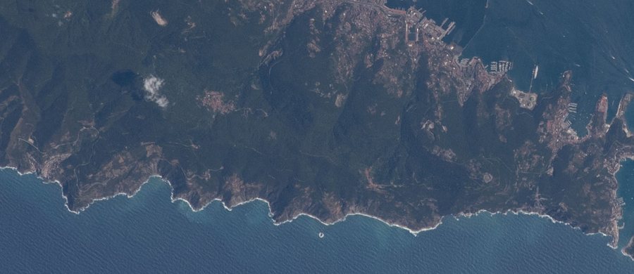 File:ISS067-E-152539 - View of Cinque Terre coast, village Biassa, Monte Parodi forest, Riomaggiore, Schiara, Campiglia Tramonti - Porto Venere coast, La Spezia, Italy (cropped).jpg