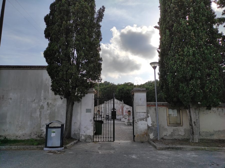 File:Cimitero di Guasticce.jpg