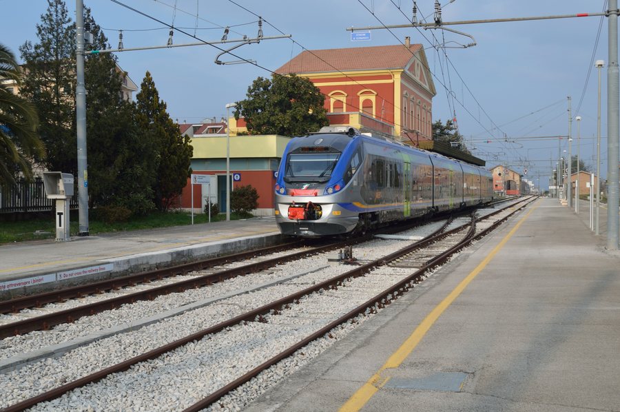 File:Teramo - stazione ferroviaria - ETR.324.jpg