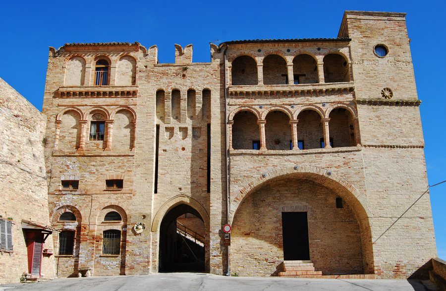 File:Massa Fermana - Porta monumentale.jpg