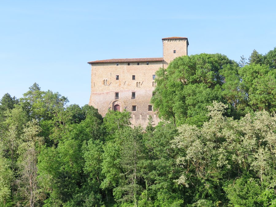 File:Castello (Pellegrino Parmense) - facciata sud 1 2022-05-17.jpg