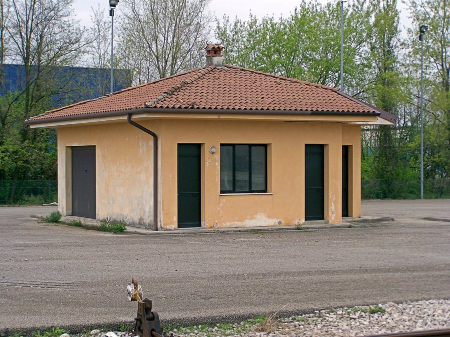 File:Bottenicco ZI fabbricato servizio FUC 20120415.JPG