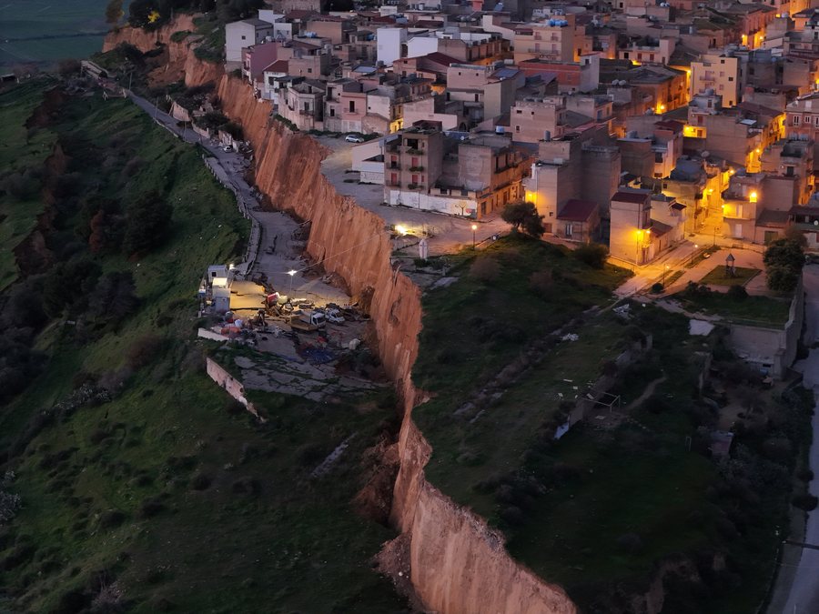 File:Niscemi landslide 25-01-2026 17-40.jpg