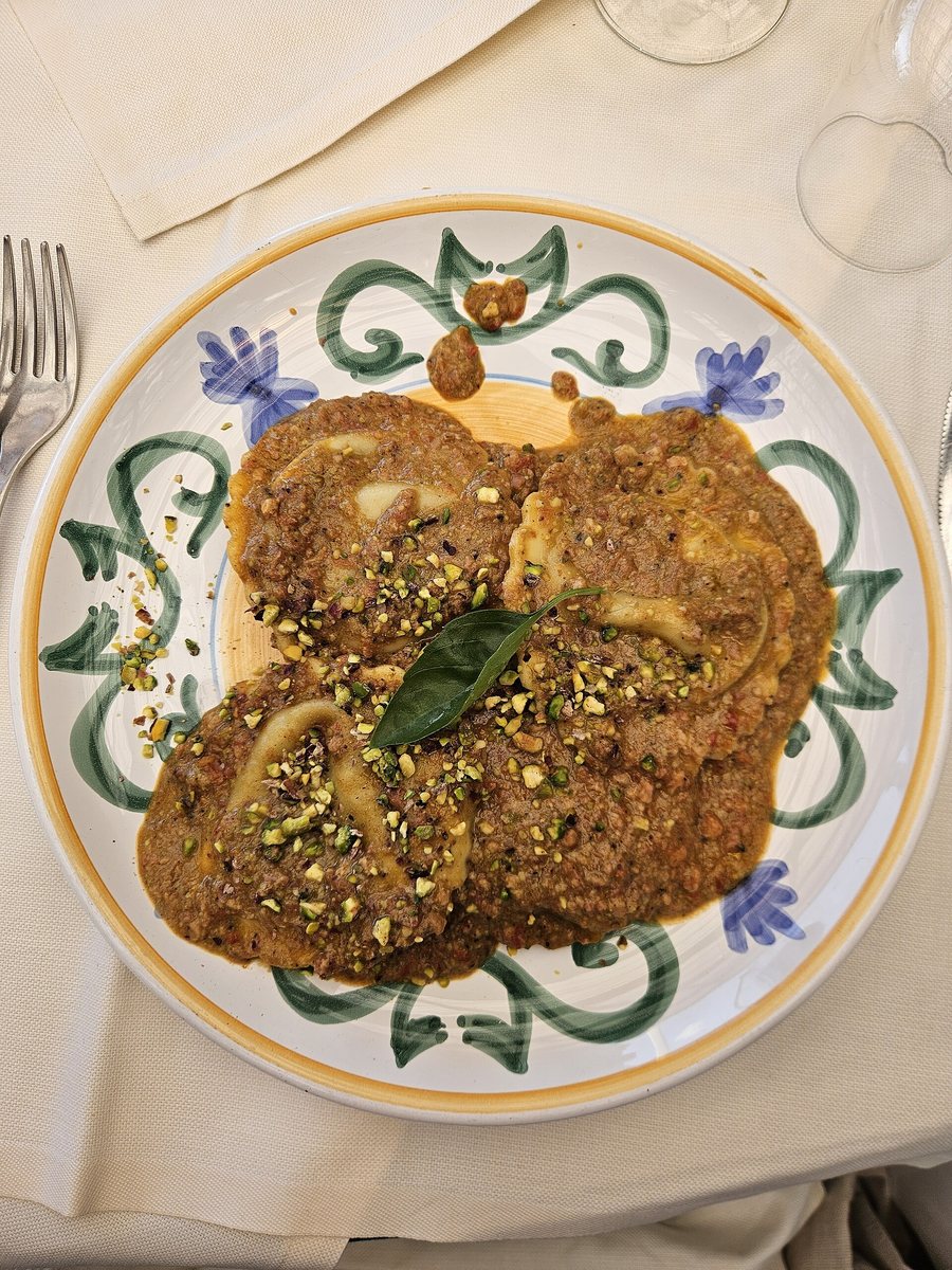 File:Girasoli al pistacchio da Luciana, San Piero Patti, Italia.jpg