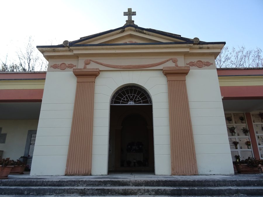 File:Cimitero di Costermano - Cappella mortuaria 02.jpg