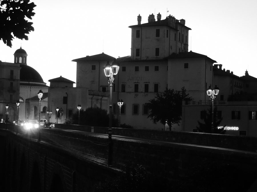 File:Palazzo Chigi - Scorcio su Piazza di Corte - Ariccia - RM.jpg
