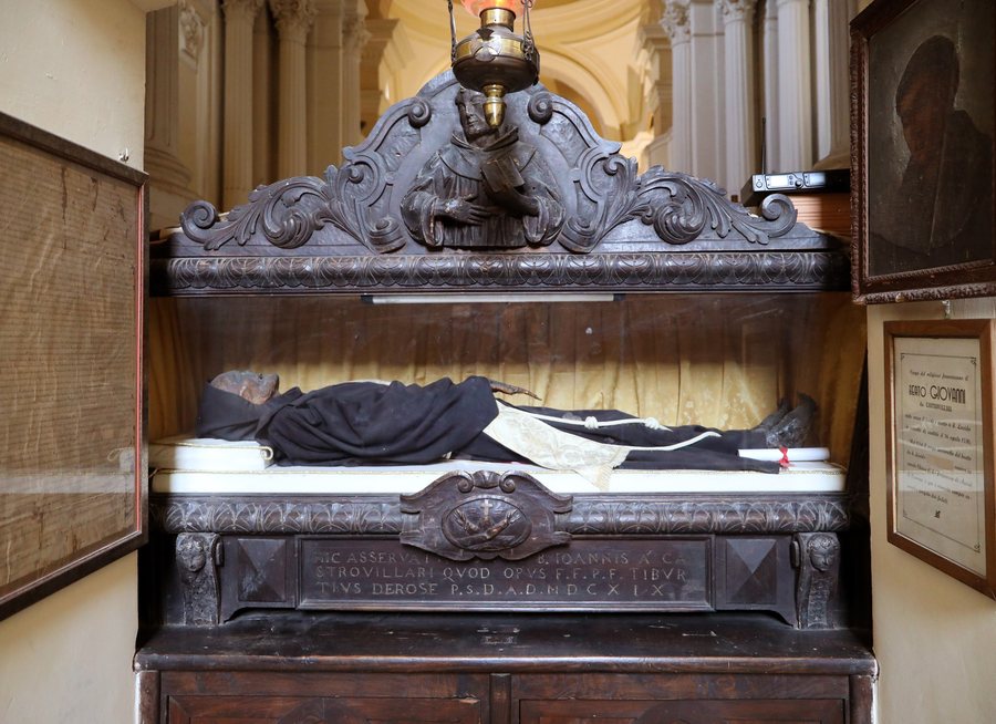 File:Cosenza, san francesco, interno, cappella del coro, corpo del beato giovanni da castrovillari entro urna del 1619.jpg