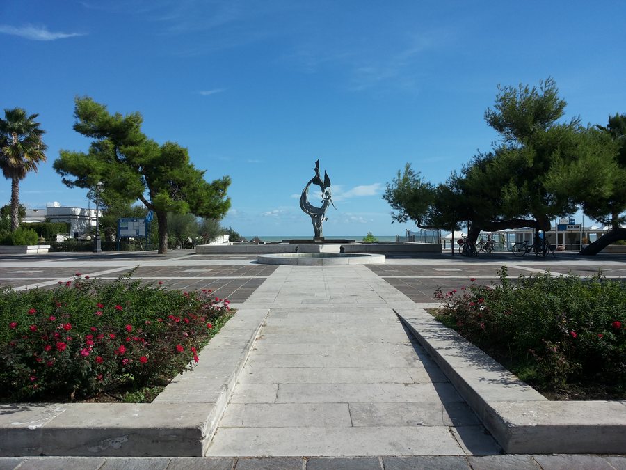 File:Piazza Marconi,Silvi Marina, Monumento alla Libertà di Ireneo Janni.jpg