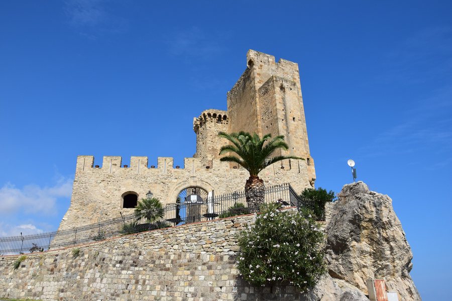 File:Castello di Roseto Capo Spulico, 01-10-2017, 2.jpg