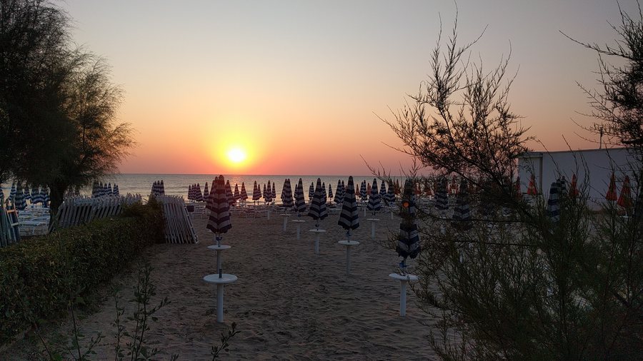 File:Spiaggia di Alba Adriatica.jpg