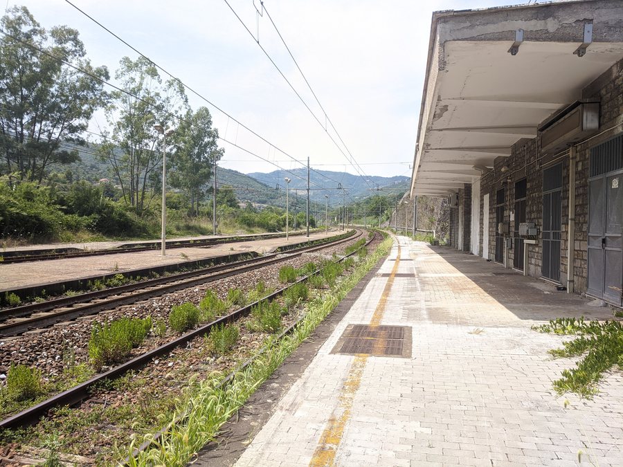 File:Stazione Rutino binari.jpg