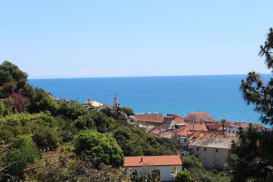 File:Pietra Ligure - veduta (1).jpg