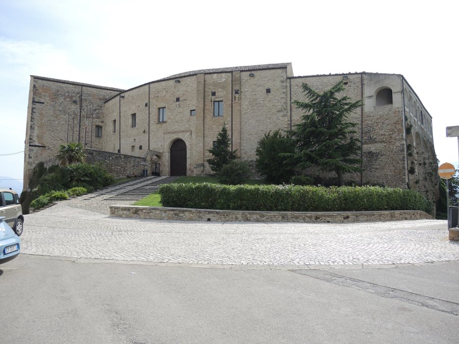 File:Nocciano (PE) - Castello De Sterlich-Aliprandi 01.jpg