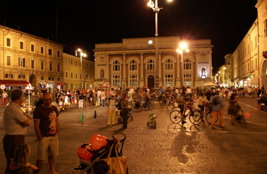 File:Piazza del Popolo, Pesaro, Italy.jpg