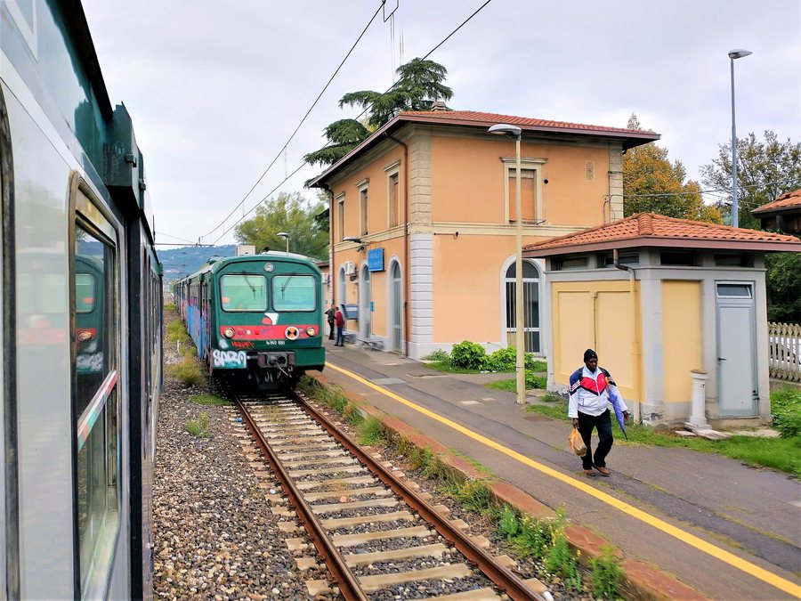 File:Grumello del Monte train station.jpg