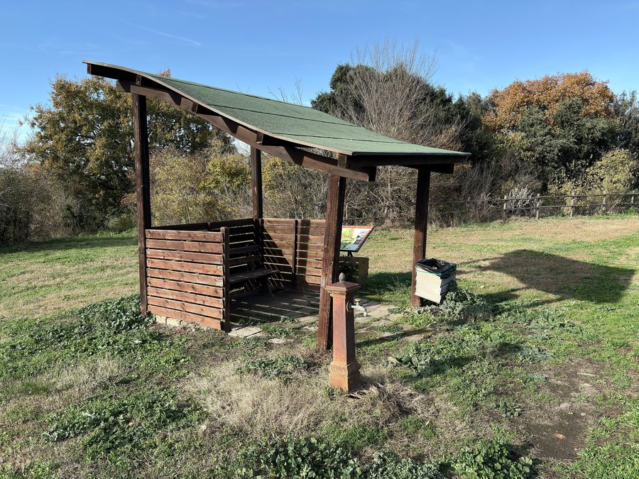 File:Drinking fountain and shelter near the North Gate, Vulci, Montalto di Castro, Italia Dec 08, 2025 01-24-54 PM.jpeg
