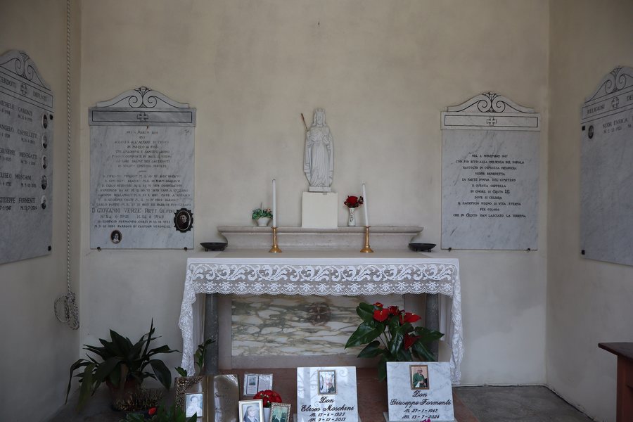 File:Cimitero di Grezzana - Interno della cappellina.jpg