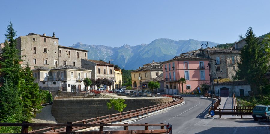 File:Tossicia e Palazzo Marchesale.jpg