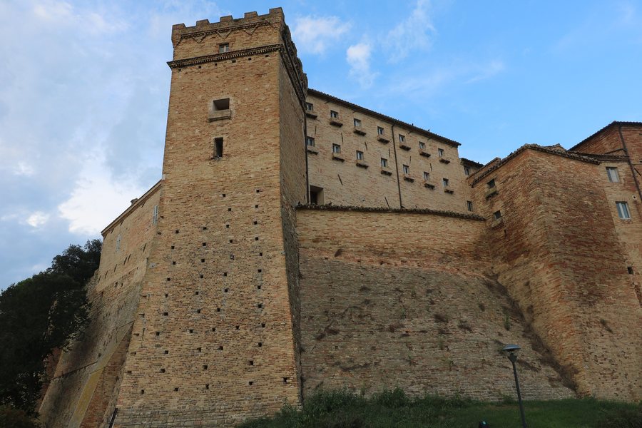 File:Castello di Brunforte - Loro Piceno 03.jpg