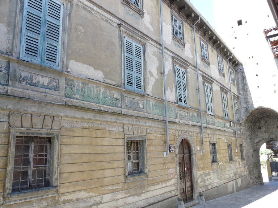 File:Varzi-casa Mangini.jpg