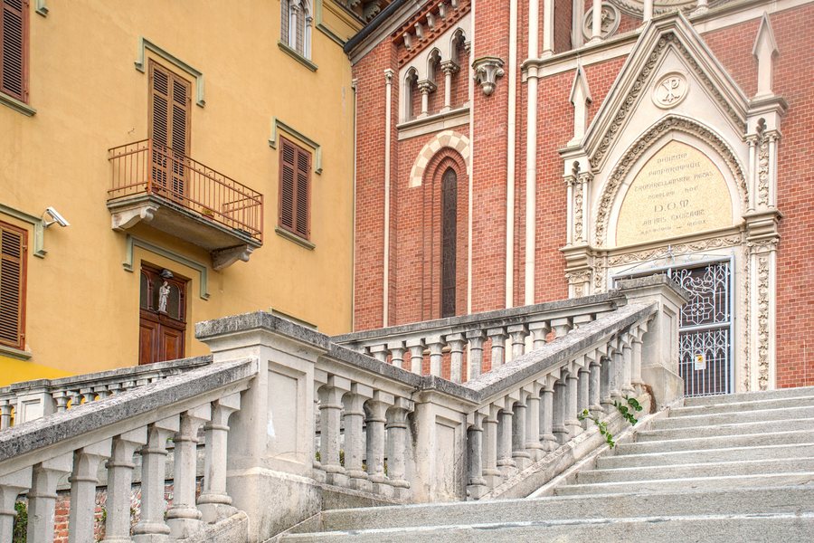 File:Scalinata e facciata dei Santi Quirico e Giulitta,Trofarello, Italia.jpg