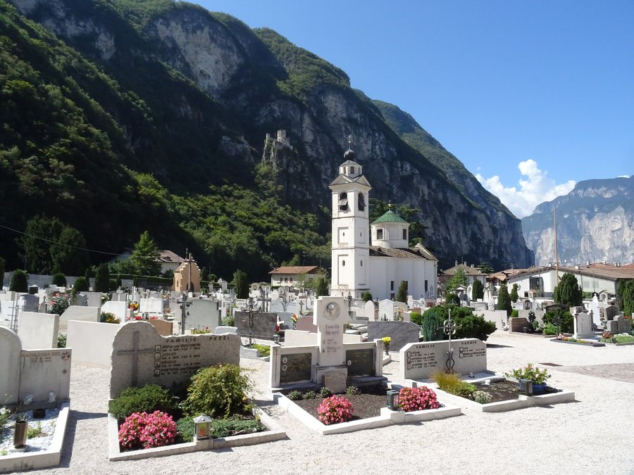 File:Cimitero di Salorno.jpg