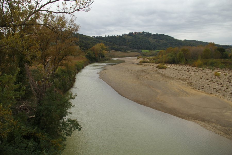 File:Fiume Ombrone - Monte Antico.jpg