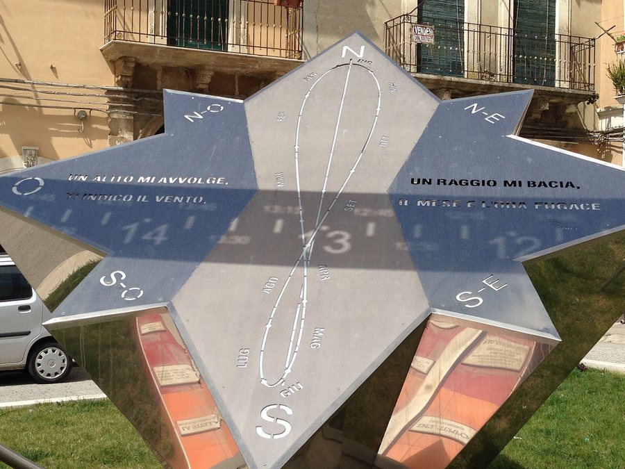 File:Meridiana di Grammichele 02.JPG