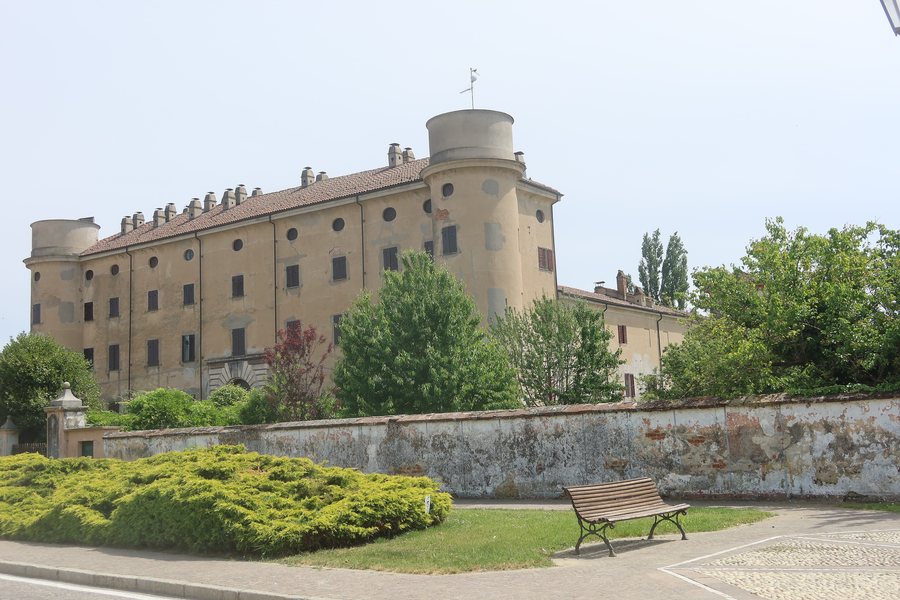 File:Castello di Desana 01.jpg