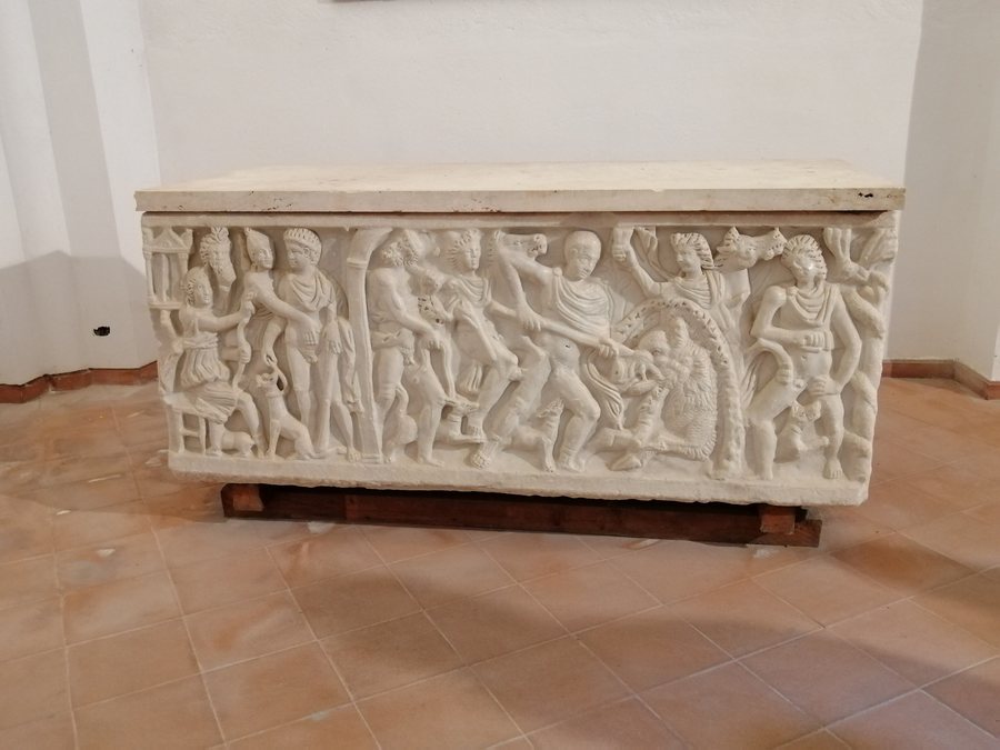 File:Sarcofago funerario in pietra riccamente decorato del III-IV secolo, conservato all’interno dell’Abbazia di Cava De’ Tirreni (Sa).jpg