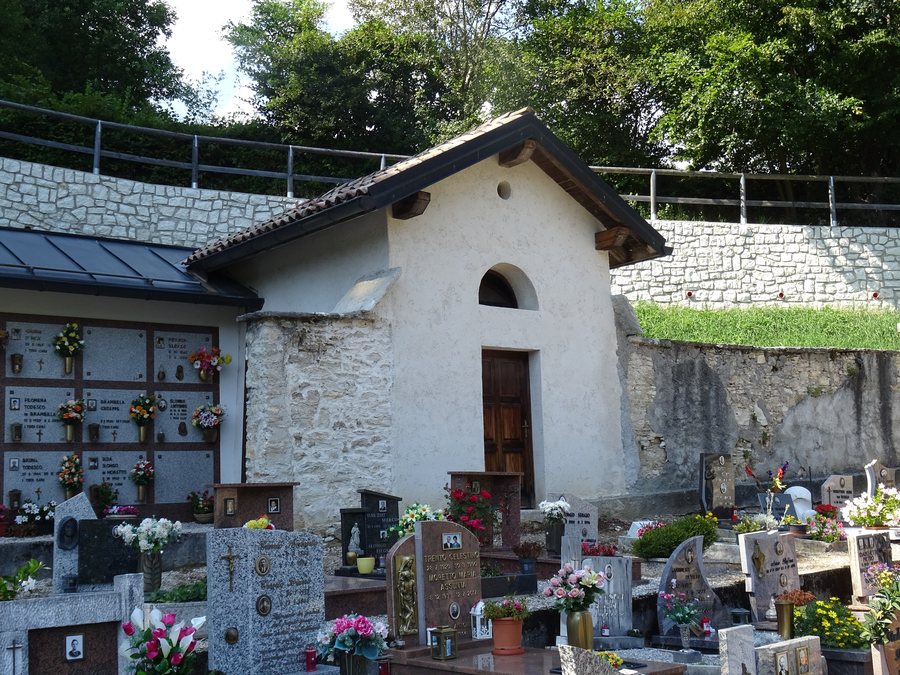 File:Cimitero di Faller - Cappellina.jpg